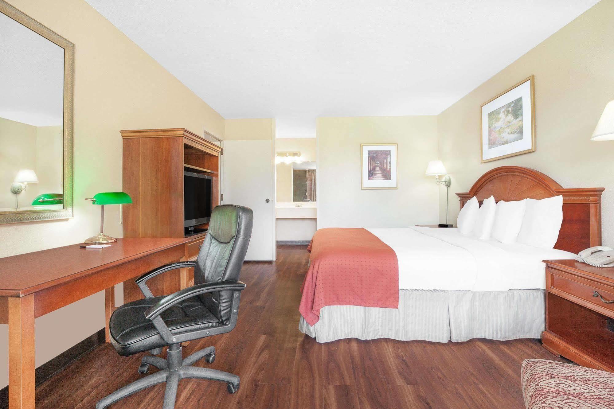 Baymont By Wyndham Paris Motel Buitenkant foto