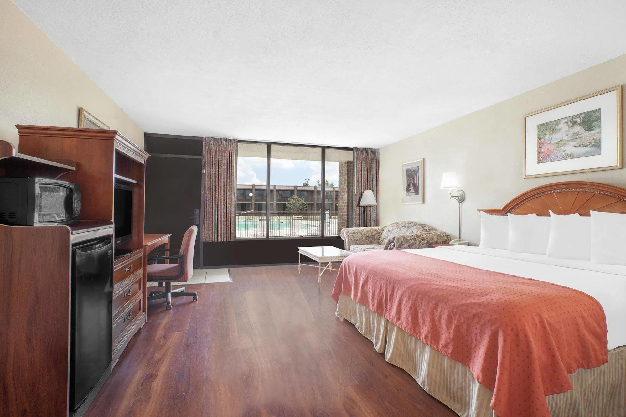Baymont By Wyndham Paris Motel Buitenkant foto