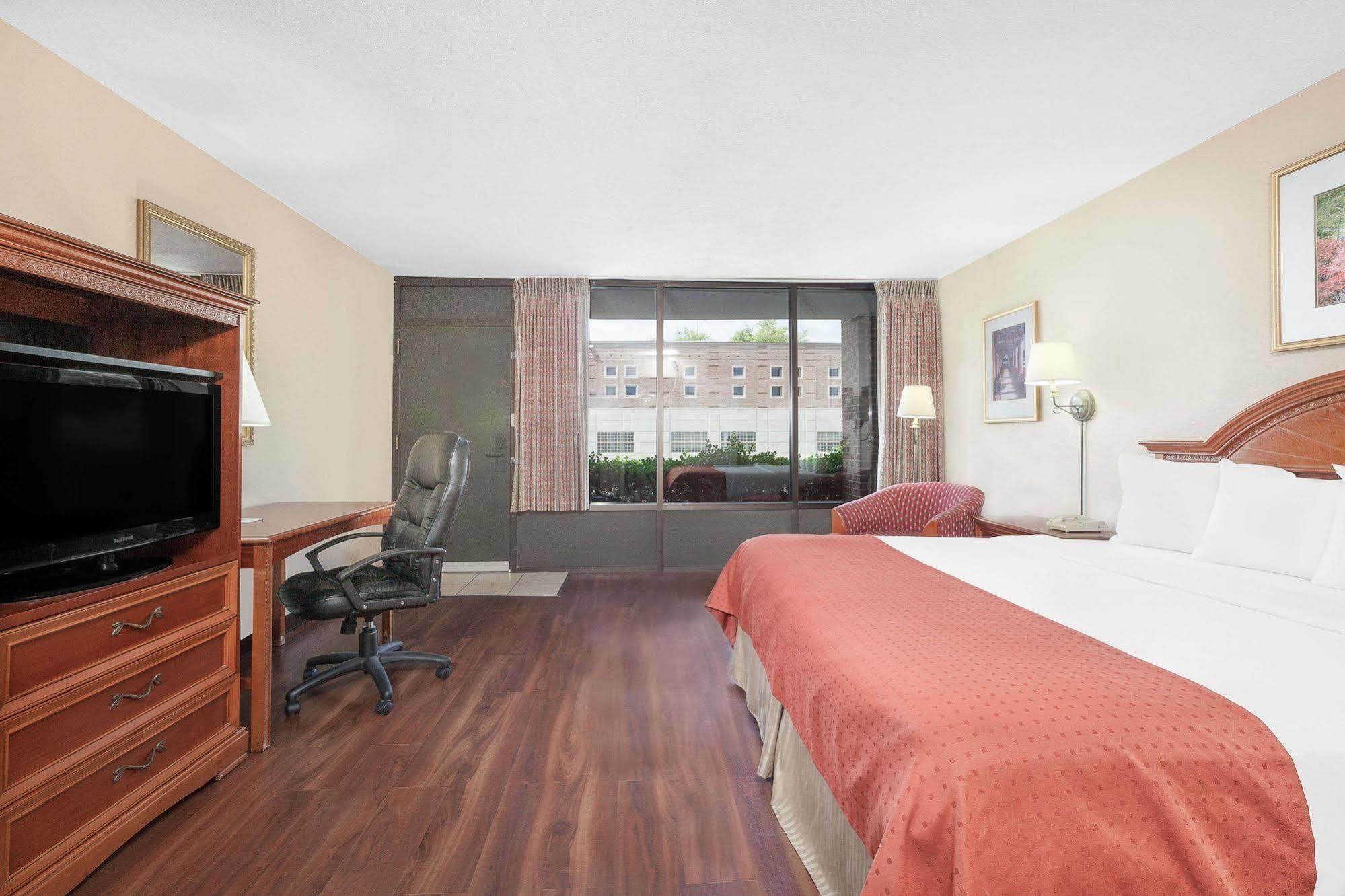 Baymont By Wyndham Paris Motel Buitenkant foto