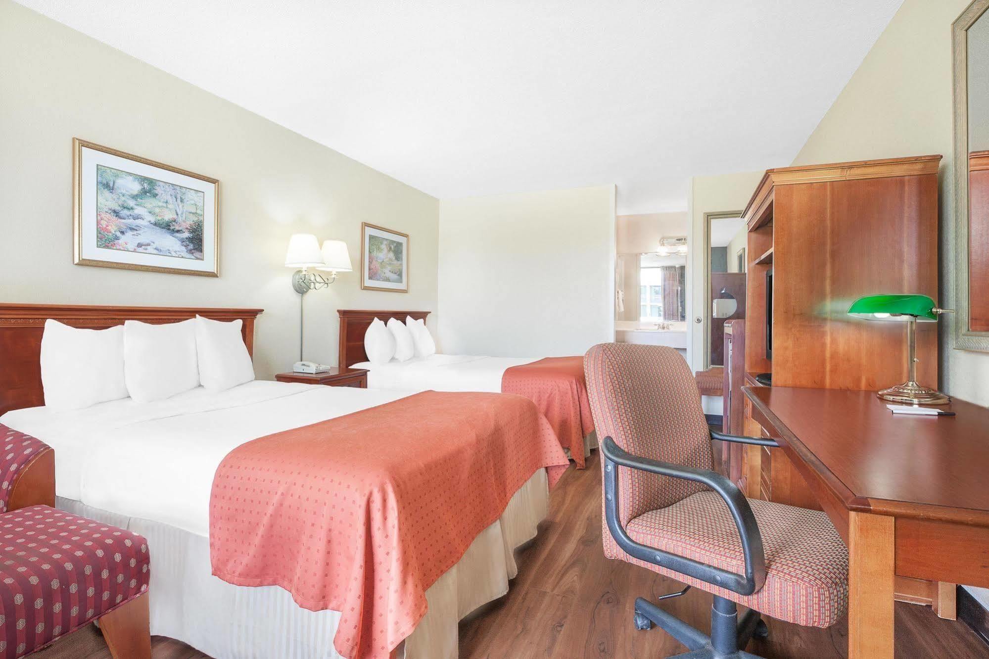 Baymont By Wyndham Paris Motel Buitenkant foto