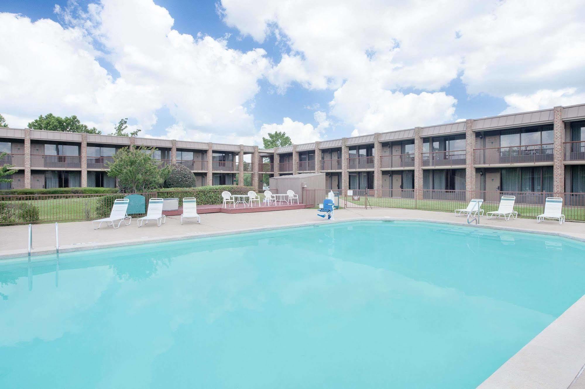 Baymont By Wyndham Paris Motel Buitenkant foto